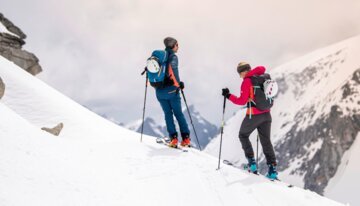 Zwei Tourengeher genießen die Aussicht bei ihrer Skitour