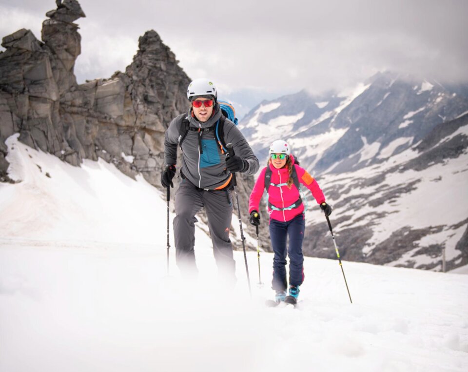 Zwei Tourengeher testen ihr Skitouren-Equipment bei einer Skitour