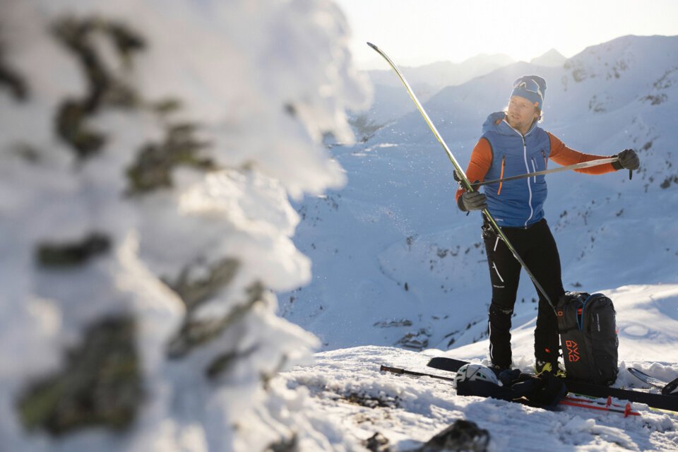 Skitourengeher zieht die Felle vom Ski