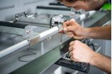 Skiservice: Belag reparieren, Kanten schleifen etc.
